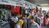 Pengunjung memilih perlengkapan luar ruangan (outdoor) dalam acara Indofest di Istora Senayan, Jakarta, Minggu, (4/6/2023). 