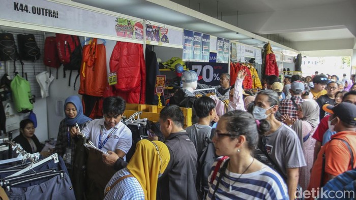 Berburu Diskon Hari Terakhir Indofest 2023 Pengunjung memilih perlengkapan luar ruangan (outdoor) dalam acara Indofest di Istora Senayan, Jakarta, Minggu, (4/6/2023).