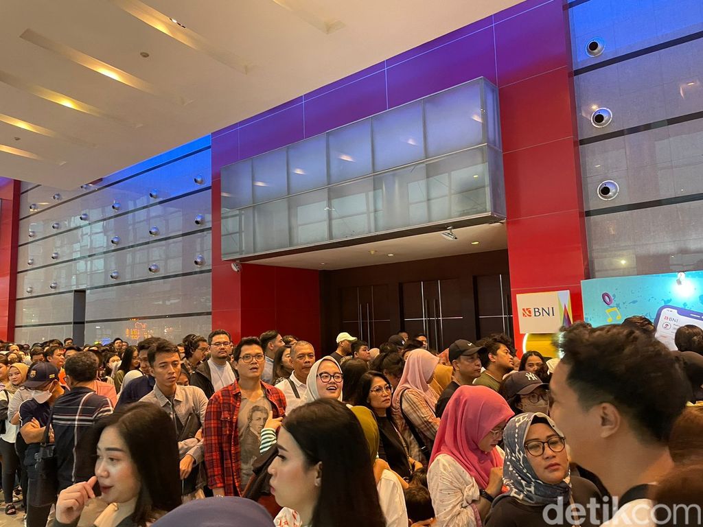 Antrean penggemar Ariel NOAH dan BCL di depan BNI Hall, BNI Java Jazz Festival 2023, Minggu (4/6/2023).