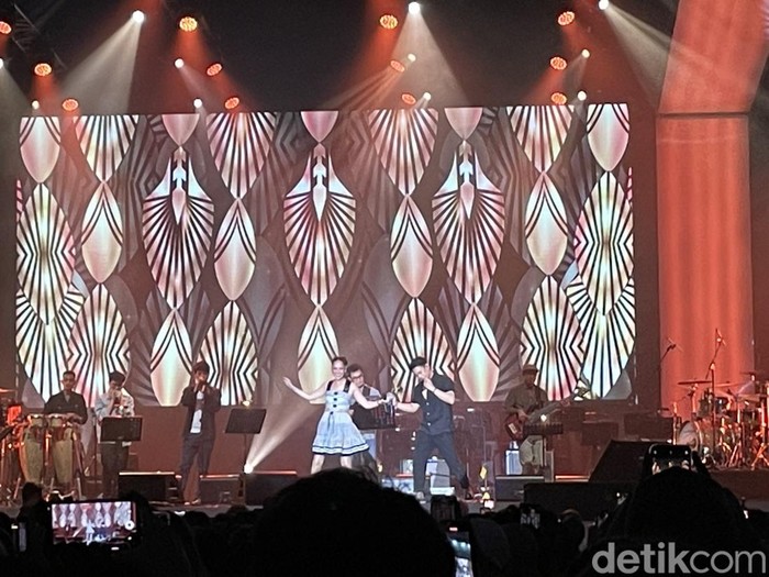 Ariel NOAH dan BCL manggung di BNI Hall BNI Java Jazz Festival 2023, Minggu (4/6/2023).