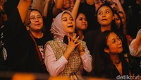 Pengunjung bisa bernyanyi dengan bantuan lirik yang ditampilkan di dinding lounge. (Foto: Andhika Prasetia/detikcom)