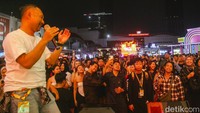 Pengunjung tidak hanya bernyanyi, namun juga kompak berjoget ke kiri dan ke kanan bersama. (Foto: Andhika Prasetia/detikcom)