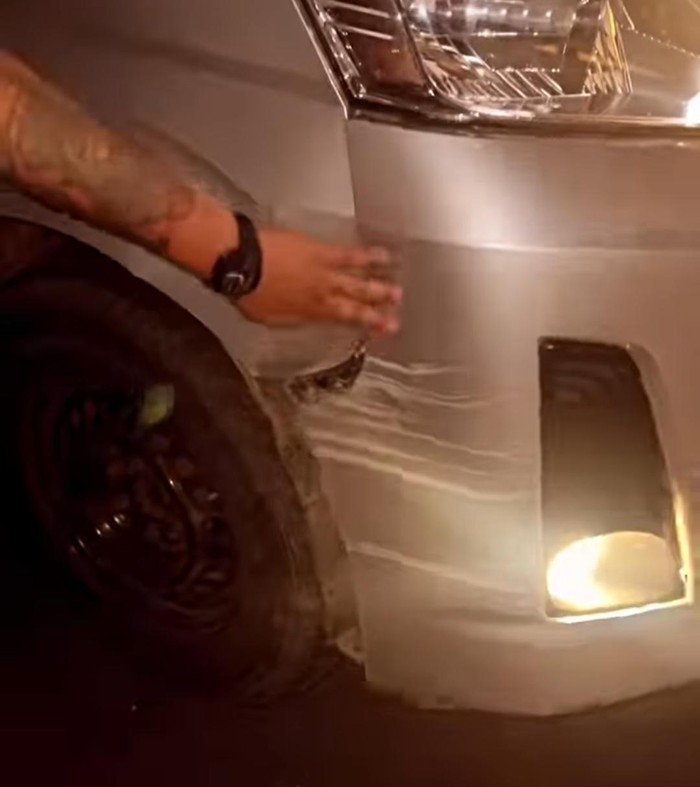 Mobil yang membawa musisi Fiersa Besari nyaris masuk jurang di Jalan Poros Makassar-Bone, Sulawesi Selatan (Sulsel).