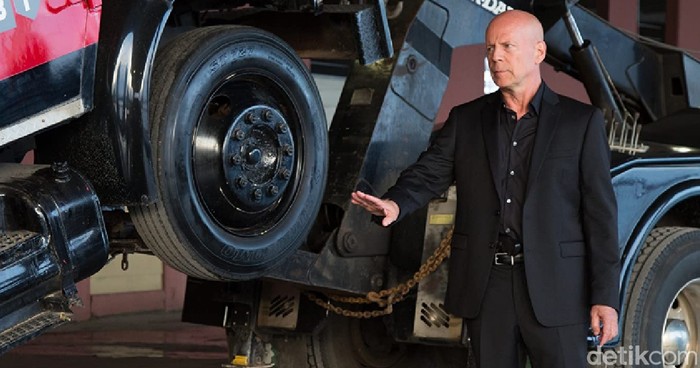 Bruce Willis dalam Film The Precious Cargo