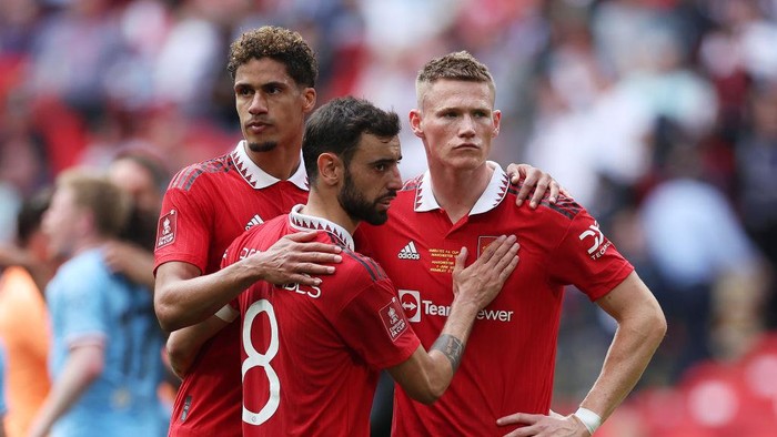 LONDON, ENGLAND - JUNE 03: Bruno Fernandes of Manchester United consoles teammates Raphael Varane and Scott McTominay during the Emirates FA Cup Final between Manchester City and Manchester United at Wembley Stadium on June 03, 2023 in London, England. (Photo by Eddie Keogh - The FA/The FA via Getty Images)