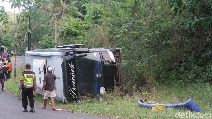 Bus wisata terguling di Jalan Baron, Gunungkidul gegara tak kuat menanjak, Minggu (4/6/2023).