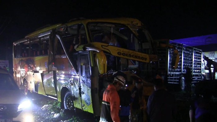 Bus yang angkut siswa MTs Serang Banten usai terbalik di Ciater, Subang
