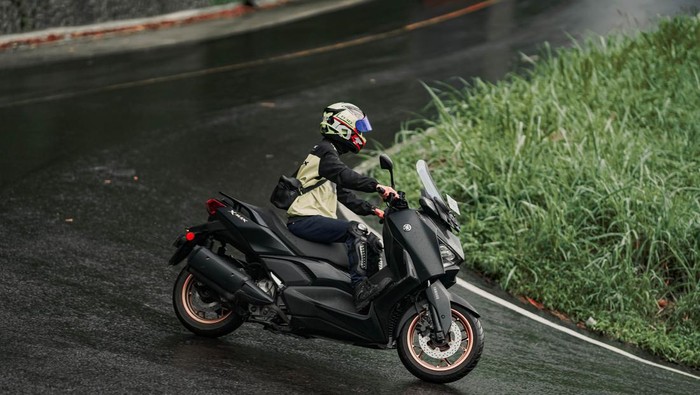 Cara aman berkendara motor matic di jalanan menanjak dan menurun