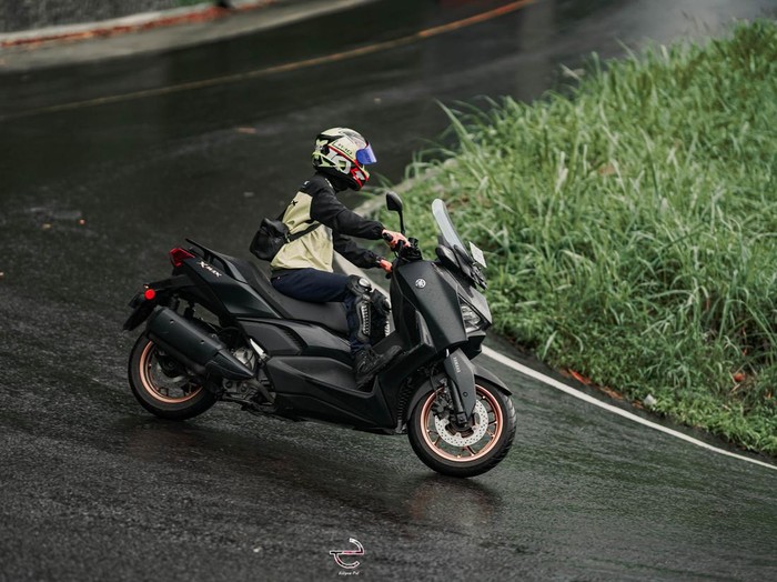 Cara aman berkendara motor matic di jalanan menanjak dan menurun