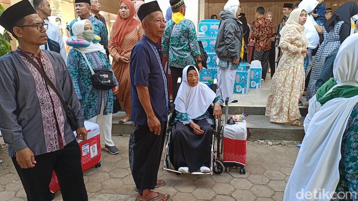 Sebanyak 450 Calon Jemaah Haji (CJH) asal Kota/Kabupaten Kediri dan Kota Blitar yang tergabung dalam kloter 32, berangkat dari Aula Muktamar Lirboyo.
