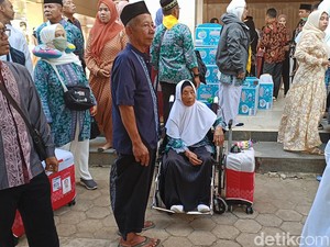 15 CJH Lansia Asal Kediri Pakai Kursi Roda, Bagaimana Saat di Tanah Suci?