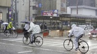 Saat ini status Topan Mawar telah diturunkan menjadi badai tropis. Kyodo News/AP Photo  