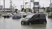Topan Mawar mengakibatkan hujan lebat di beberapa bagian wilayah Jepang. Selain menewaskan satu orang, topan ini juga mengakibatkan dua orang hilang. Kyodo News/AP Photo  