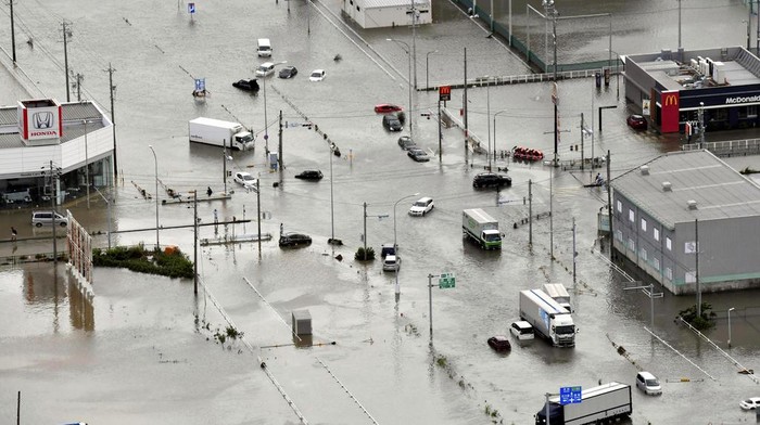 Dampak Topan Mawar di Jepang Cars are submerged on a flooded intersection due to strong rain in Toyokawa, Aichi prefecture, central Japan Saturday, June 3, 2023. Heavy rains intensified by Tropical Storm Mawar fell on Japanβs main archipelago Friday, halting trains and triggering floods and mudslides in central and western regions where residents were urged to use caution or evacuate.(Kyodo News via AP)