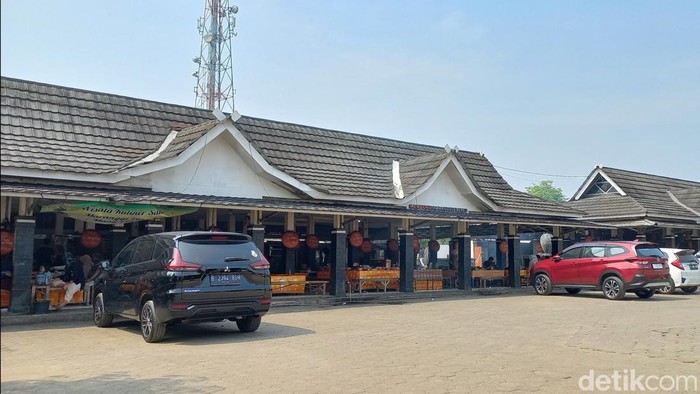 Deretan penjual sate maranggi di dekat Stasiun Plered, Purwakarta