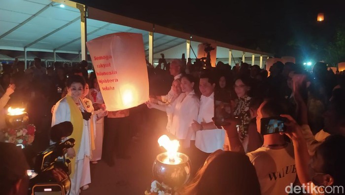 Ganjar Pranowo, Erick Thohir- Sandiaga Terbangkan Lampion Waisak di Candi Borobudur, Minggu (4/6/2023).