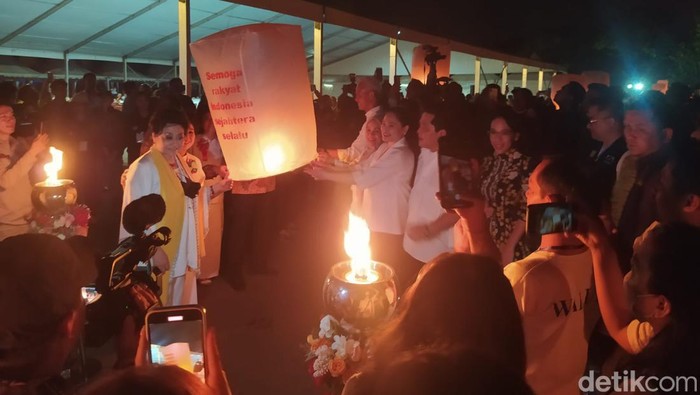 Ganjar Pranowo, Erick Thohir- Sandiaga Terbangkan Lampion Waisak di Candi Borobudur, Minggu (4/6/2023).