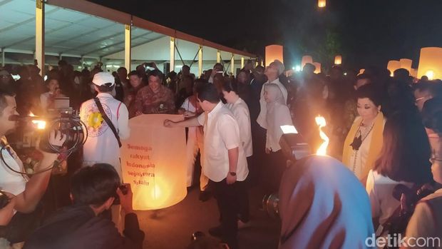Ganjar Pranowo, Erick Thohir- Sandiaga Terbangkan Lampion Waisak di Candi Borobudur, Minggu (4/6/2023).