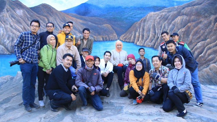 Gubernur Khofifah saat mengunjungi Kawah Ijen yang masuk dalam Ijen Geopark