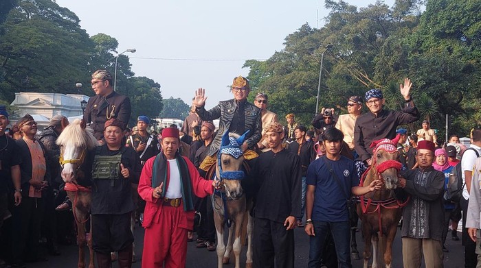 Hadiri Hari Jadi Kota Bogor, Sandiaga-Ridwan Kamil Berkeliling Naik Kuda