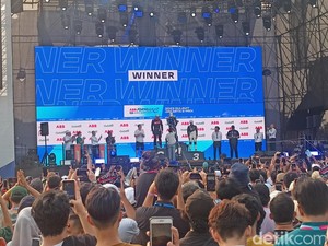 Heru Budi Serahkan Langsung Piala ke Pemenang Formula E 2023
