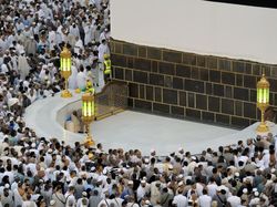 Hijr Ismail, Bagian Kabah yang Jadi Tempat Mustajab untuk Berdoa