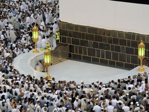 Mengenal Hijr Ismail: Jejak Sejarah dan Kedudukannya di Sisi Kabah