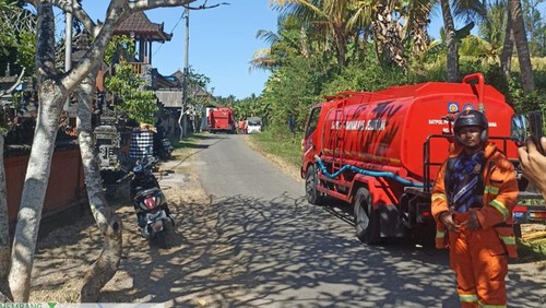 Petugas Damkar Jembrana saat mendatangi lokasi yang dilaporkan terjadi kebakaran di Pura Beji Desa Yehembang Tengah, Kecamatan Mendoyo, Kabupaten Jembrana, Minggu (4/6/2023).