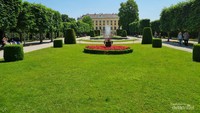 Taman di sekitar Istana Schonbrunn.