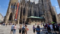 Stephandom atau Menara Stephan yang terkenal karena atapnya yang unik penuh warna mozaik.