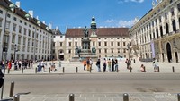 Hofburg merupakan deretan bangunan kuno yang sekarang menjadi gedung pusat pemerintahan.