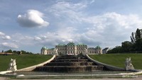 Tampak depan Istana Belvedere yang dibangun sekitar abad 18.