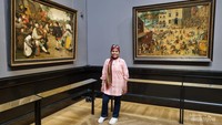 Berpose sejenak di depan lukisan karya Pieter Bruegel yang terpajang di dalam Kunsthistorisch Museum.