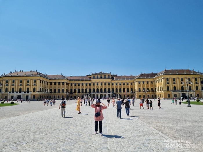 Tampak depan Istana Schonbrunn