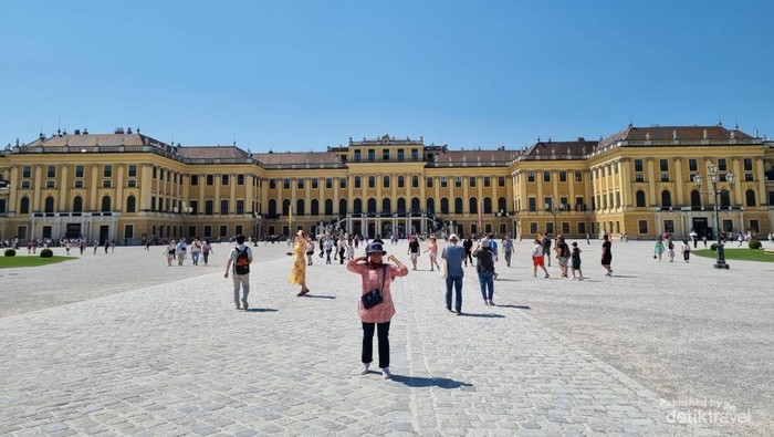 Indahnya Beragam Bagunan Kuno di Kota Wina Austria Tampak depan Istana Schonbrunn