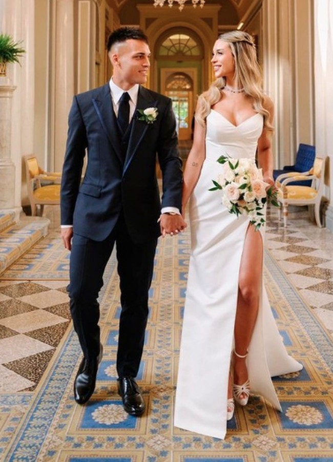 Pemain Argentina Lautaro Martinez menikah dengan Agustina Gandolfo. Gaun strapless yang dikenakan Agustina tampak simple tapi elegan. Foto: Dok. Instagram