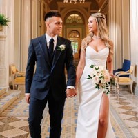 Pemain Argentina Lautaro Martinez menikah dengan Agustina Gandolfo. Gaun strapless yang dikenakan Agustina tampak simple tapi elegan. Foto: Dok. Instagram