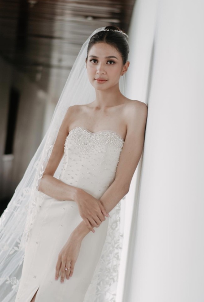Mikha Tambayong menikah dengan gaun strapless putih yang simple dan mewah. Detail beads di bagian atas menambah kesan mewah dari koleksi gaun pengantin karya Jefry Tan. Foto: Bridestory