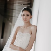 Mikha Tambayong menikah dengan gaun strapless putih yang simple dan mewah. Detail beads di bagian atas menambah kesan mewah dari koleksi gaun pengantin karya Jefry Tan. Foto: Bridestory