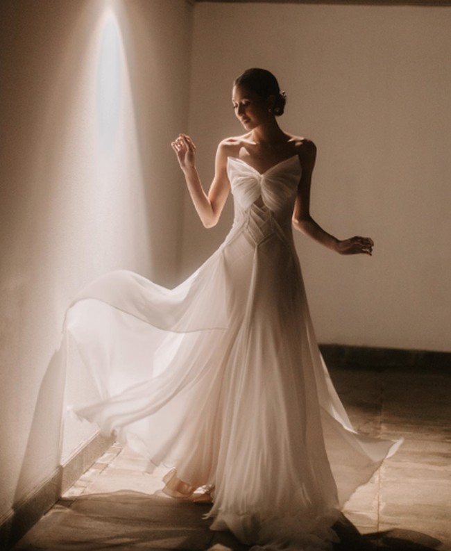 Inspirasi masih datang dari pernikahan Mikha Tambayong yang kali ini mengenakan gaun pengantin strapless dengan aksen pita di dada. Foto: Bridestory