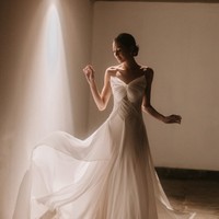 Inspirasi masih datang dari pernikahan Mikha Tambayong yang kali ini mengenakan gaun pengantin strapless dengan aksen pita di dada. Foto: Bridestory