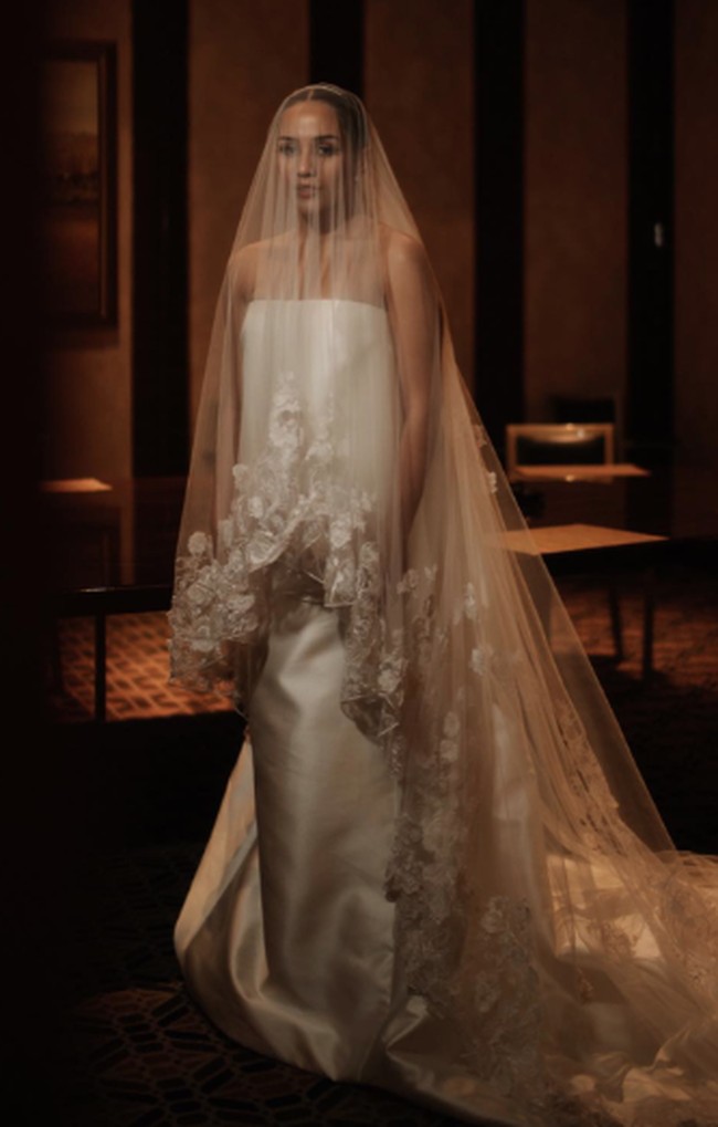 Inspirasi masih datang dari pernikahan Mikha Tambayong yang kali ini mengenakan gaun pengantin strapless dengan aksen pita di dada. Foto: Bridestory