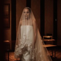 Inspirasi masih datang dari pernikahan Mikha Tambayong yang kali ini mengenakan gaun pengantin strapless dengan aksen pita di dada. Foto: Bridestory