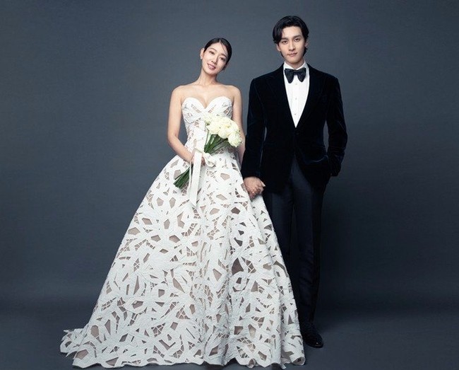 Inspirasi gaun pengantin strapless juga datang dari pernikahan Park Shin Hye dan Choi Tae Joon. Meski ini foto prewedding keduanya namun bisa menginspirasimu saat akan menikah. Foto: Instagram @salt_ent