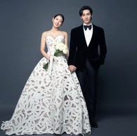 Inspirasi gaun pengantin strapless juga datang dari pernikahan Park Shin Hye dan Choi Tae Joon. Meski ini foto prewedding keduanya namun bisa menginspirasimu saat akan menikah. Foto: Instagram @salt_ent