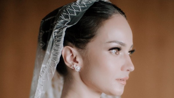 7 Tren Gaun Pengantin Strapless ala Enzy Storia Hingga Istri Pemain Argentina
