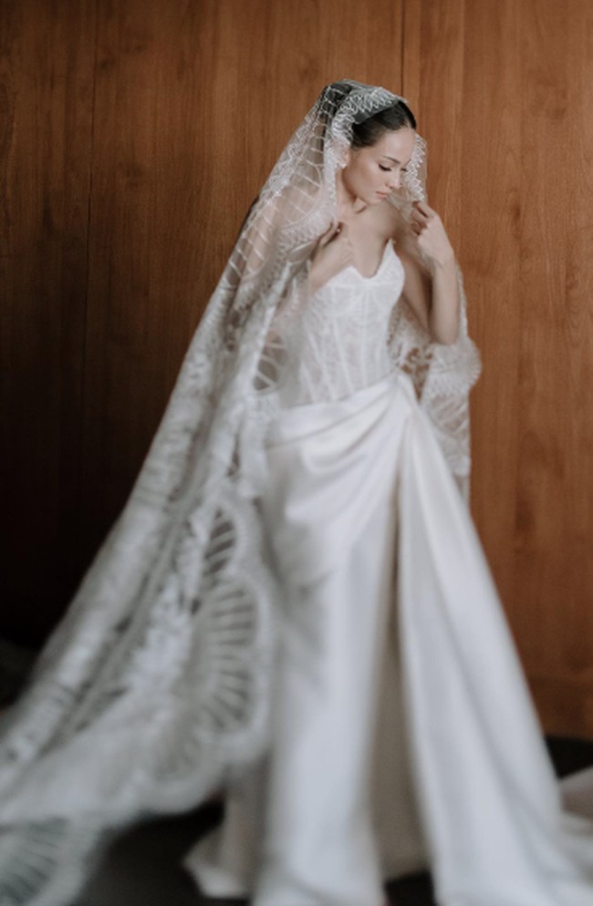 Enzy Storia tampil anggun dan cantik dengan gaun strapless karya Monica Ivena. Ia mengenakan gaun strapless model korset yang mewah serta elegan. Foto: Instagram @enzystoria