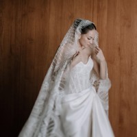 Enzy Storia tampil anggun dan cantik dengan gaun strapless karya Monica Ivena. Ia mengenakan gaun strapless model korset yang mewah serta elegan. Foto: Instagram @enzystoria