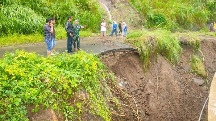 Jalan amblas di Desa Lamattariattang, Kecamatan Bulupoddo, Sinjai akibat longsor.