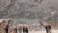 Lebih dari 5.000 jejak kaki dinosaurus berada di tebing batu kapur situs paleontologi Cal Orcko, Bolivia. Kawasan ini semula lahan perusahaan semen lokal Francesca pada 1985, dikutip dari Business Insider. Jejak ini ditemukan pada 1994 di area vertikal setinggi 99 meter dan luas 25.000 meter persegi, dengan kemiringan 70 derajat. Pergerakan lempeng tektonik membuat dasar danau kuno ini menjadi berdiri miring, dikutip dari Geology In. Foto: Jerry Dakin via Wikimedia Commons